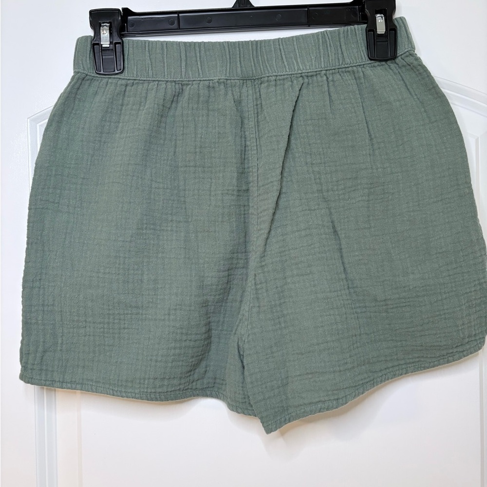 LIKE NEW!! Universal Thread High Waist Green Shorts - Picture 3 of 4